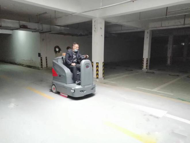 恩施小区物业保洁不用人力改用驾驶式洗地机了